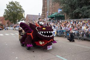de-drakenrijders-van-berk_de-terbeekskes_bloemencorso-loenhout-2016
