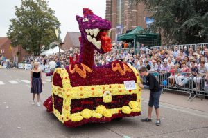hector-de-draak_de-notelaars-juniors_bloemencorso-loenhout-2016