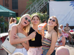 Bloemencorso Loenhout introduceert eigen betaalmunt: “Met corsomunten betalen voor eten en drinken”